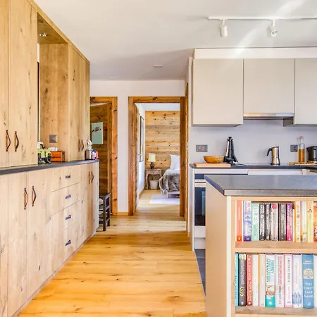 Cosy Flat Steps To Cable Car